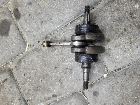 Husqvarna 136 Alkūninis velenas A324