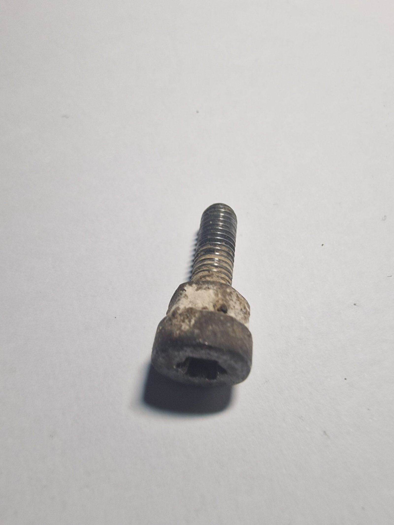 Husqvarna K760 Varžtas 20mm VH329