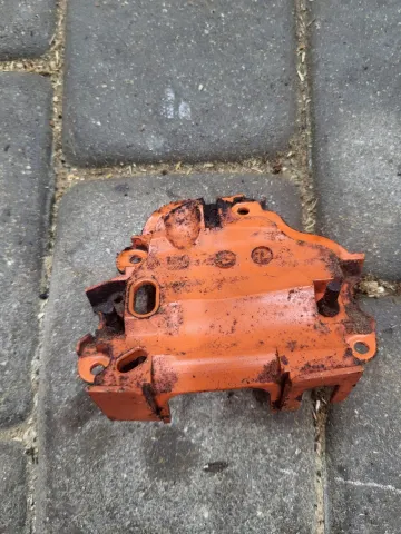 Husqvarna 357 XP Karbiuratoriaus pagrindo filtro dėžės laikiklis A6751