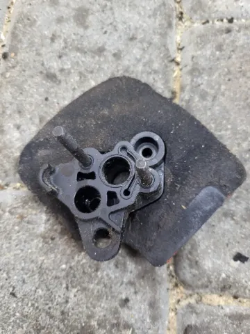 Husqvarna 125C Karbiuratoriaus adapteris A647