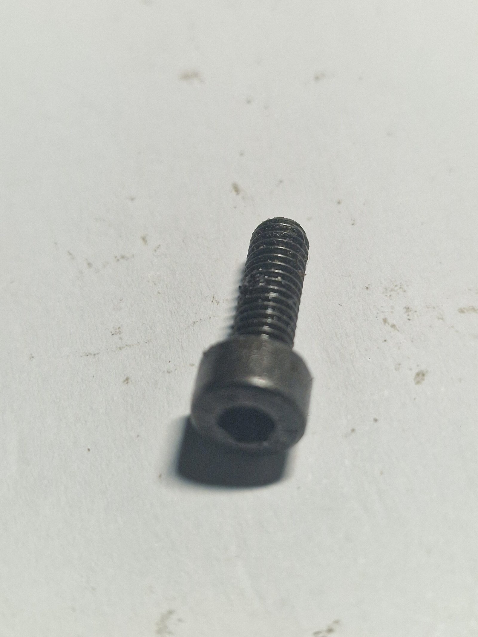 Husqvarna 234, 242 Varžtas 14mm VH185