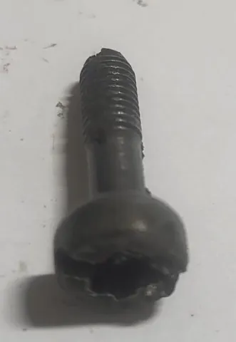 Husqvarna 346 Varžtas 21mm VH058