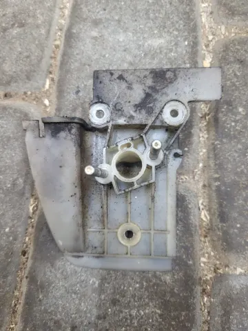 STIHL FS350 Karbiuratoriaus laikiklis A1509