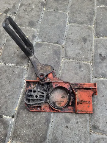 Husqvarna 238 G Sankabos dangtelis (Lūžusi rankena) A1157