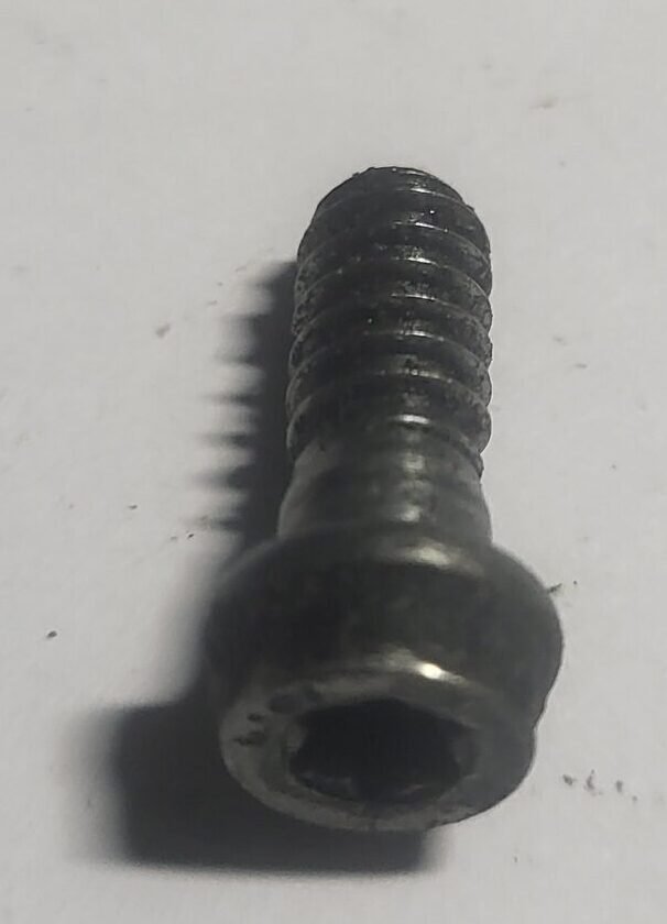 Husqvarna 254 Uždegimo ritės varžtas 19mm VH053