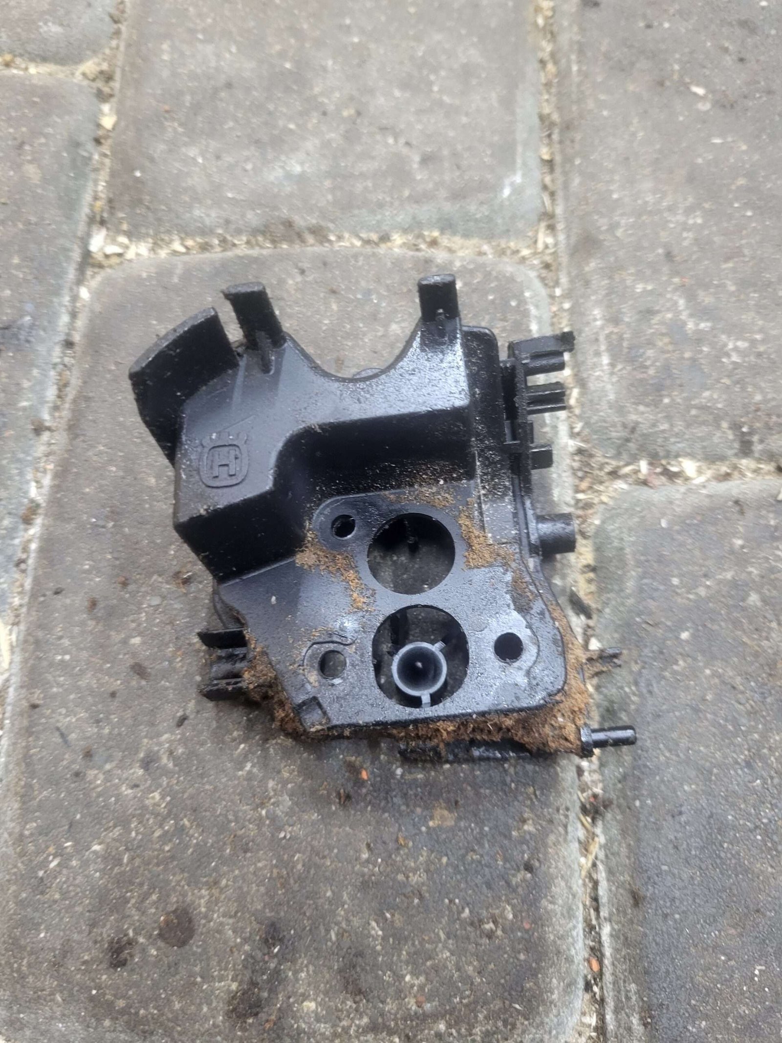 Husqvarna 236 Oro filtro laikiklis A1291