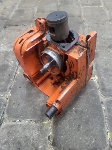 STIHL 010 AV Variklio blokas, su alkūniniu velenu ir stumuokliu A1556