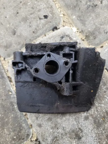 Husqvarna 323R Karbiuratoriaus adapteris A664