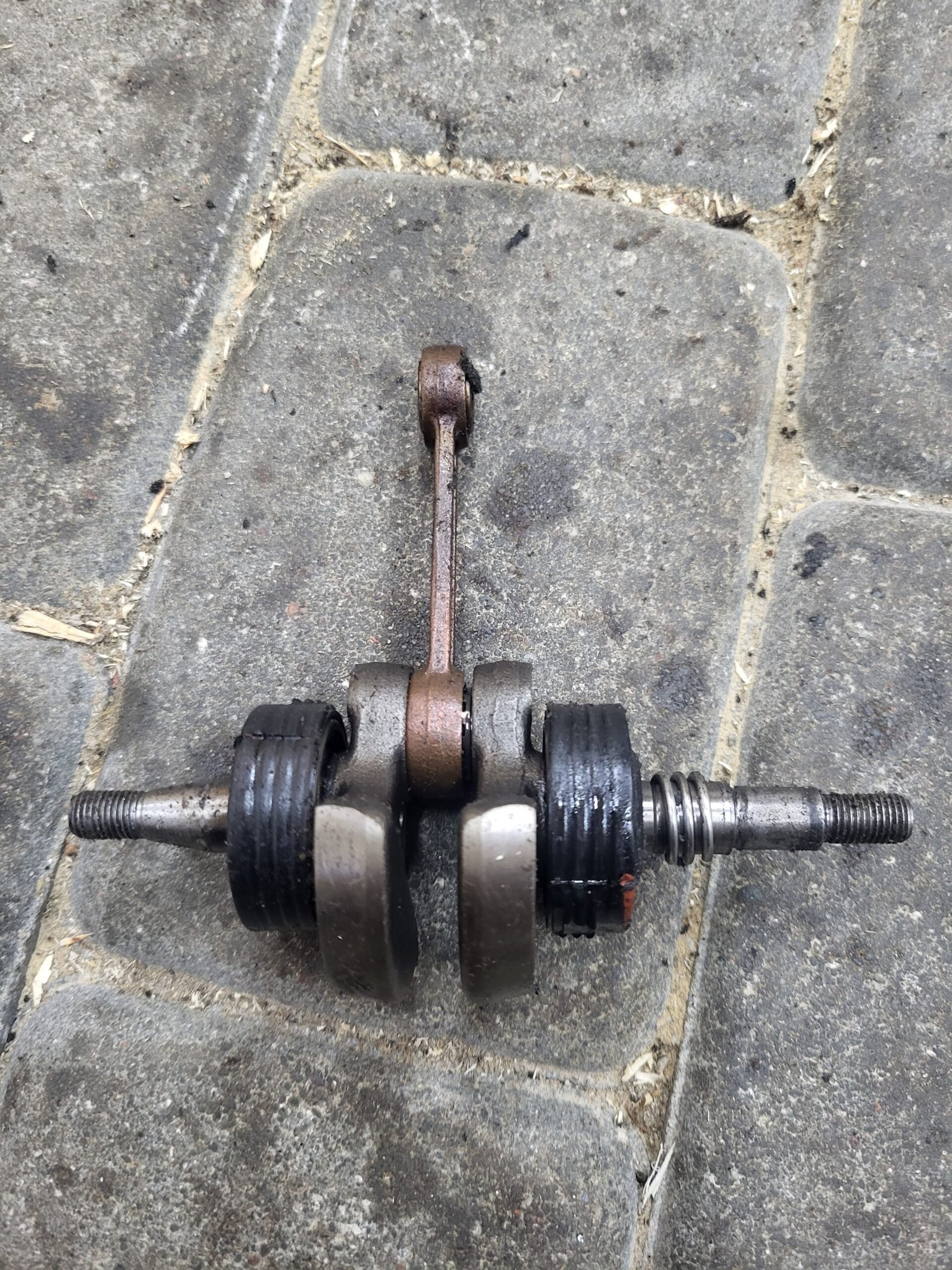 Husqvarna 235, 240 Alkūninis velenas A590