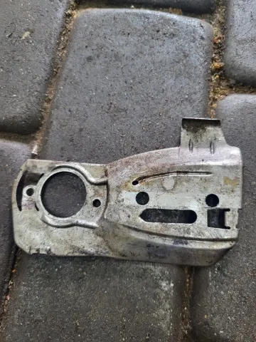 Husqvarna 346XPG Grandinės juostos tvirtinimo plokštelė