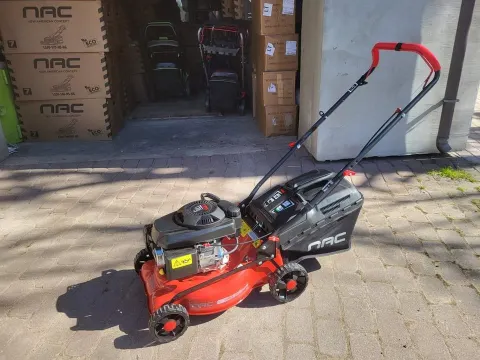 Benzininė vejapjovė NAC LP42-146-NG be pavaros, 42 cm, 146 cm³